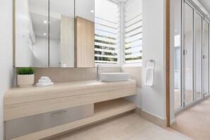 Dusche, Haartrockner, Handtücher, Shampoo