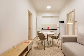 Appartement Confort | Cuisine privée | Grand réfrigérateur, micro-ondes, plaque de cuisson, lave-vaisselle