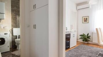 Studio (Studio apartment (Studio with Garden ) | Phòng tắm | Buồng tắm vòi sen, dép đi trong nhà, khăn tắm