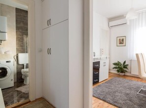 Studio (Studio apartment (Studio with Garden ) | Bathroom | Shower, slippers, towels - Apartments Lavanda Idila (Zagreb)