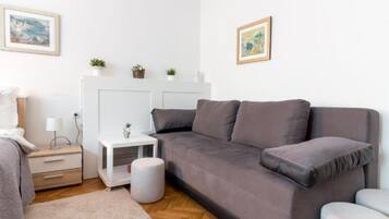 Studio (Studio apartment (Studio with Garden ) | Phòng khách | TV màn hình phẳng 32-inch có truyền hình kỹ thuật số