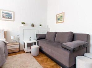 Studio (Studio apartment (Studio with Garden ) | Living room | 32-inch flat-screen TV with digital channels - Apartments Lavanda Idila (Zagreb)