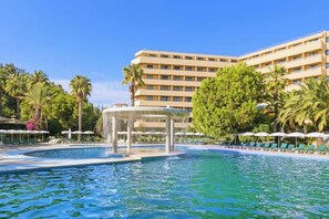 Una piscina techada, una piscina al aire libre de temporada