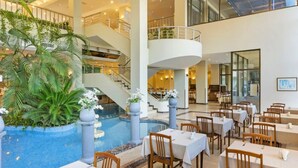 4 bar/ruang istirahat, bar tepi kolam, bar pantai 