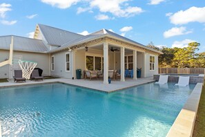 A heated pool - Golf Cart, Large Private Pool and Hot Tub, Close to 2 Beach Accesses on 30A! (Santa Rosa Beach)