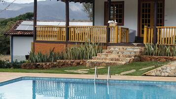 Outdoor pool, free cabanas, sun loungers