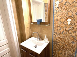 Douche, articles de toilette écologiques, sèche-cheveux