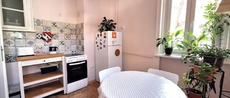 冷蔵庫、電子レンジ、オーブン、コンロ