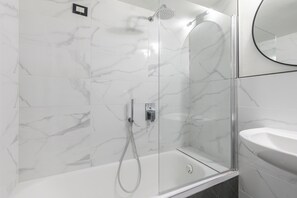 Hair dryer, towels, soap, shampoo - Bear Apartment  (Roma)