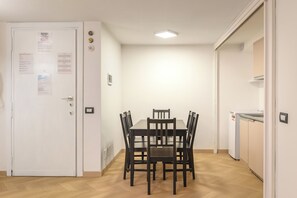 Dining - Bear Apartment  (Roma)