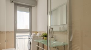 Regadera, secadora de cabello, bidet, toallas