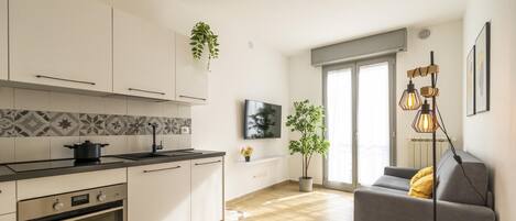 Fridge, oven, stovetop, dishwasher