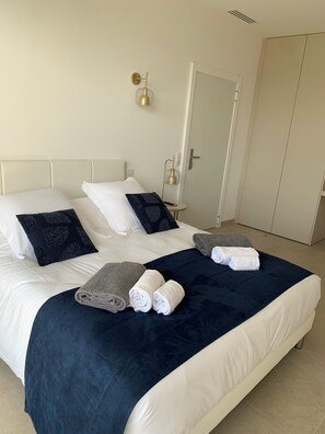 5 Schlafzimmer, Zimmersafe, Schreibtisch, Bügeleisen/Bügelbrett