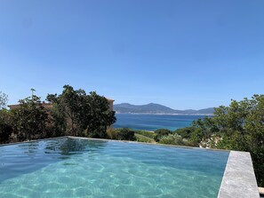 A clear infinity pool with a view of the sea and mountains. - Villa Imperiale (PIETROSELLA)