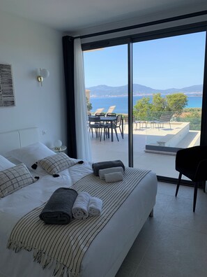 5 Schlafzimmer, Zimmersafe, Schreibtisch, Bügeleisen/Bügelbrett