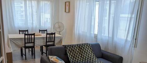 TV, DVD player, books, stereo