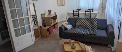 Télévision, lecteur de DVD, livres, chaîne hi-fi