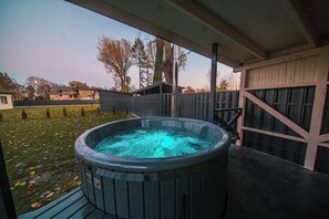 Bañera de hidromasaje al aire libre