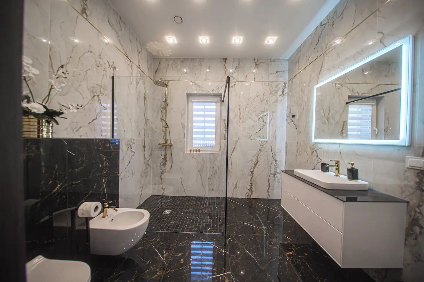 Douche, sèche-cheveux, serviettes fournies, savon