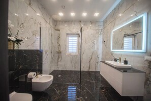 Dusche, Haartrockner, Handtücher, Seife