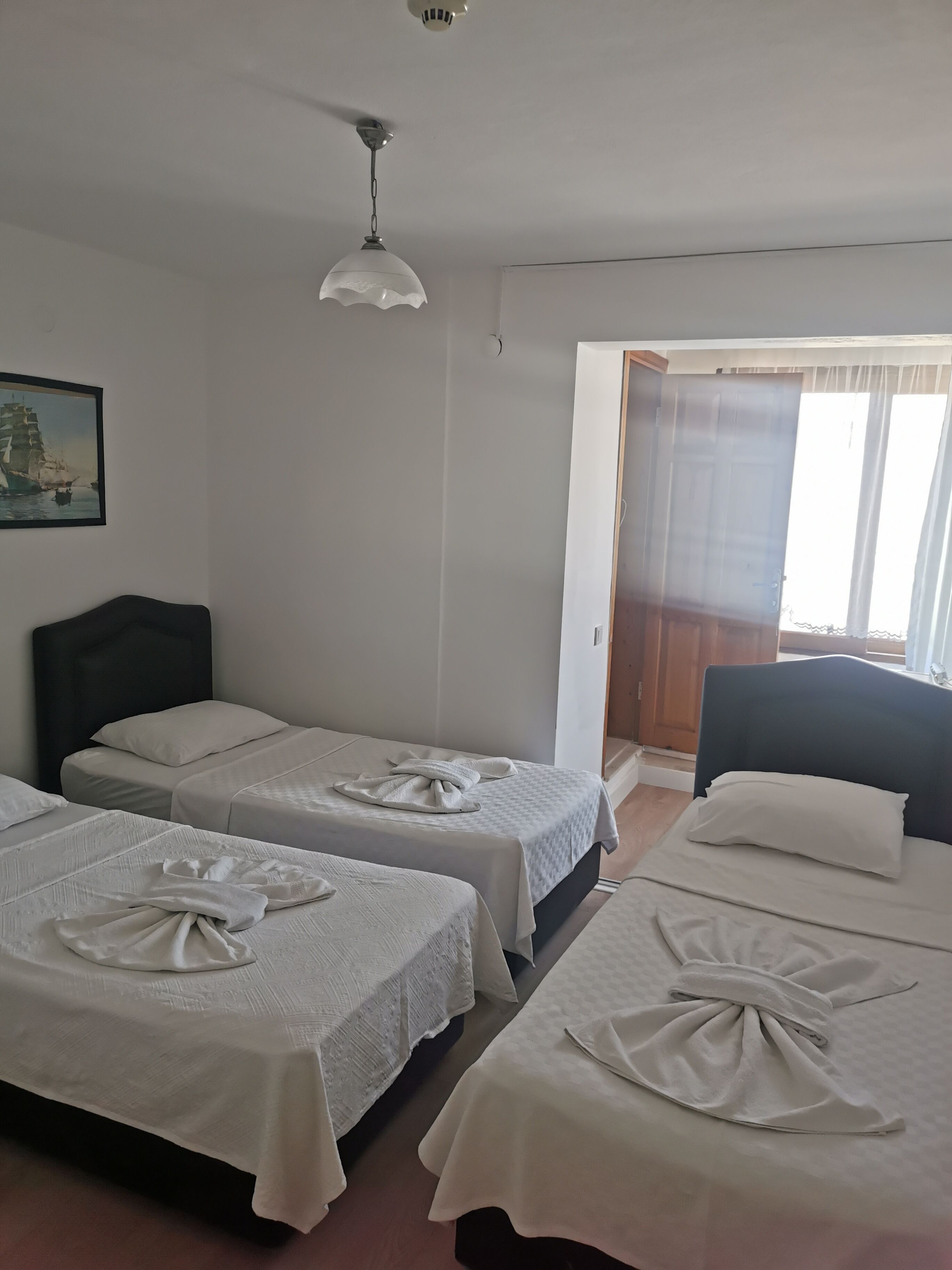 Habitación triple estándar, 3 camas individuales | Decoración personalizada, muebles diferentes y wifi gratis 