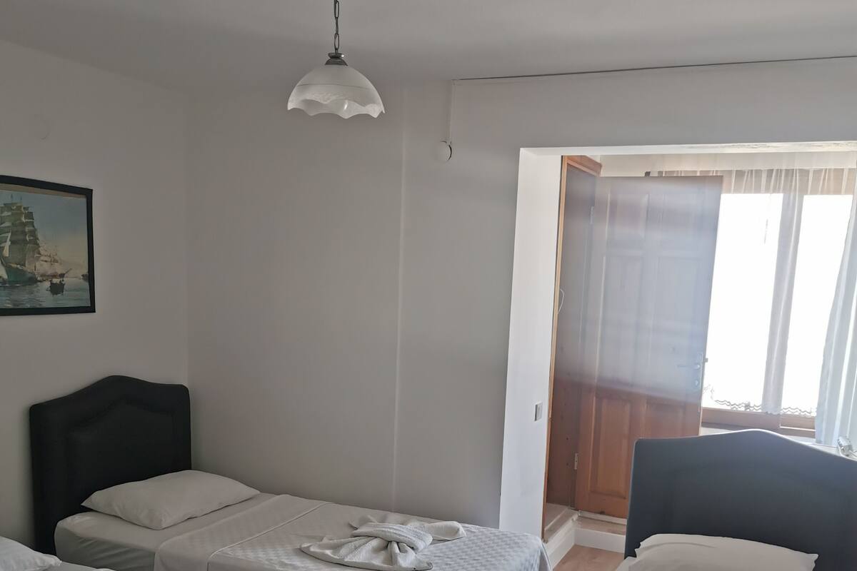 Standard Triple Room, 3 Twin Beds | WiFi (free), individually decorated, individually furnished