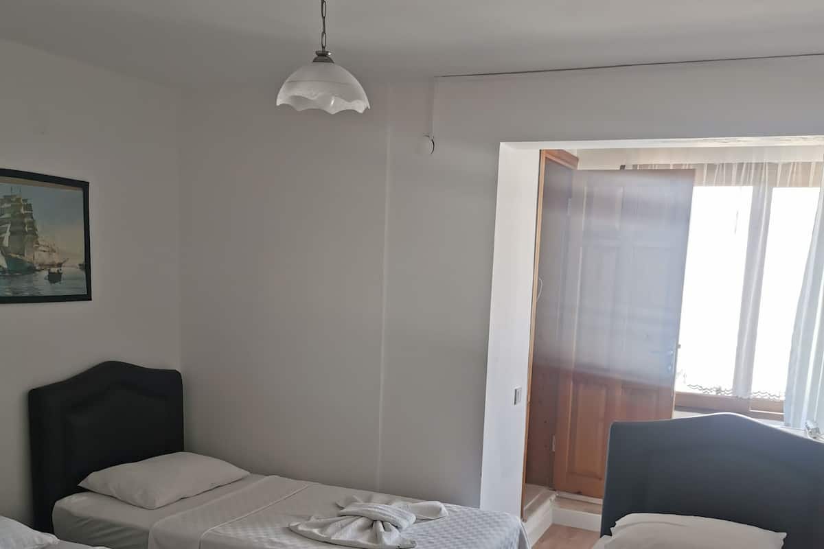 Habitación triple estándar, 3 camas individuales | Decoración personalizada, muebles diferentes y wifi gratis