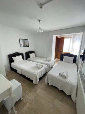 Standard Triple Room, 3 Katil Bujang (Single) | Dihias secara berasingan, dilengkapkan perabot secara berasingan