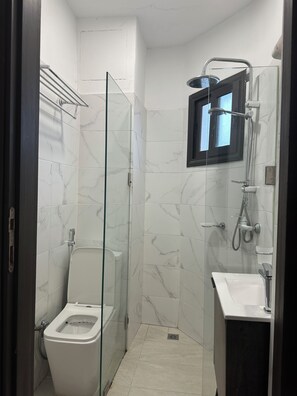 Hårføner, håndklær, såpe og toalettpapir