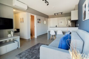 ベーシック アパートメント | リビング エリア | 42 インチのスマートテレビ (ケーブル放送視聴可)、Netflix、ストリーミングサービス