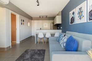 Apartamento básico | Área de estar | Smart TV 42 polegadas com canais a cabo, Netflix, serviços de streaming