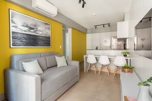 デザイン アパートメント | リビング エリア | 42 インチのスマートテレビ (ケーブル放送視聴可)、Netflix、ストリーミングサービス