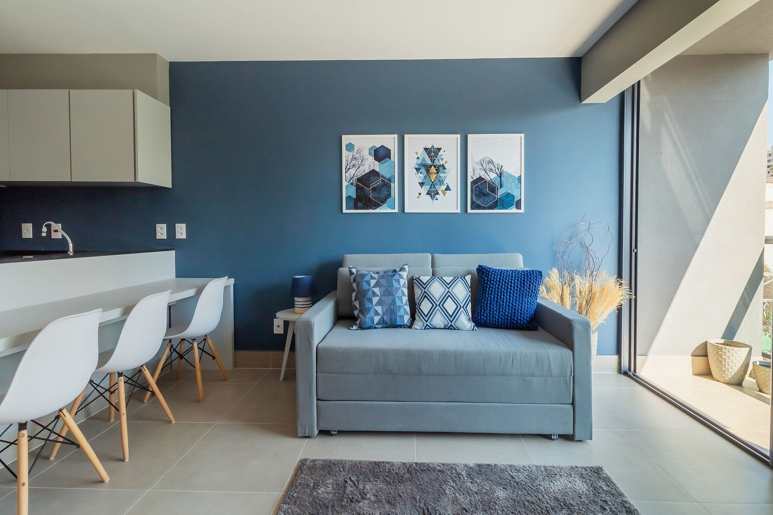 Apartamento básico | Área de estar | Smart TV 42 polegadas com canais a cabo, Netflix, serviços de streaming