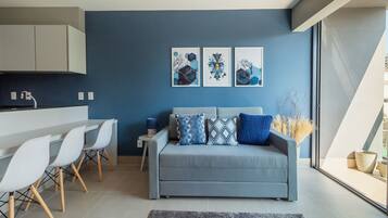 Apartamento básico | Área de estar | Smart TV 42 polegadas com canais a cabo, Netflix, serviços de streaming