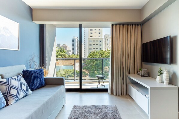 Basic Apartment | Living area | 42-inch Smart TV with cable channels, Netflix, streaming services - D'house Apartamentos (São Paulo)