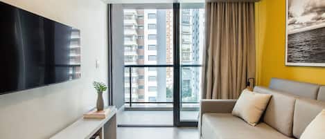 Apartamento de diseño | Zona de estar | Smart TV de 42 pulgadas con canales por cable, Netflix