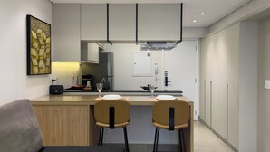 Apartemen | Ruang keluarga | Smart TV 42-inci dengan saluran TV kabel, Netflix, dan layanan streaming