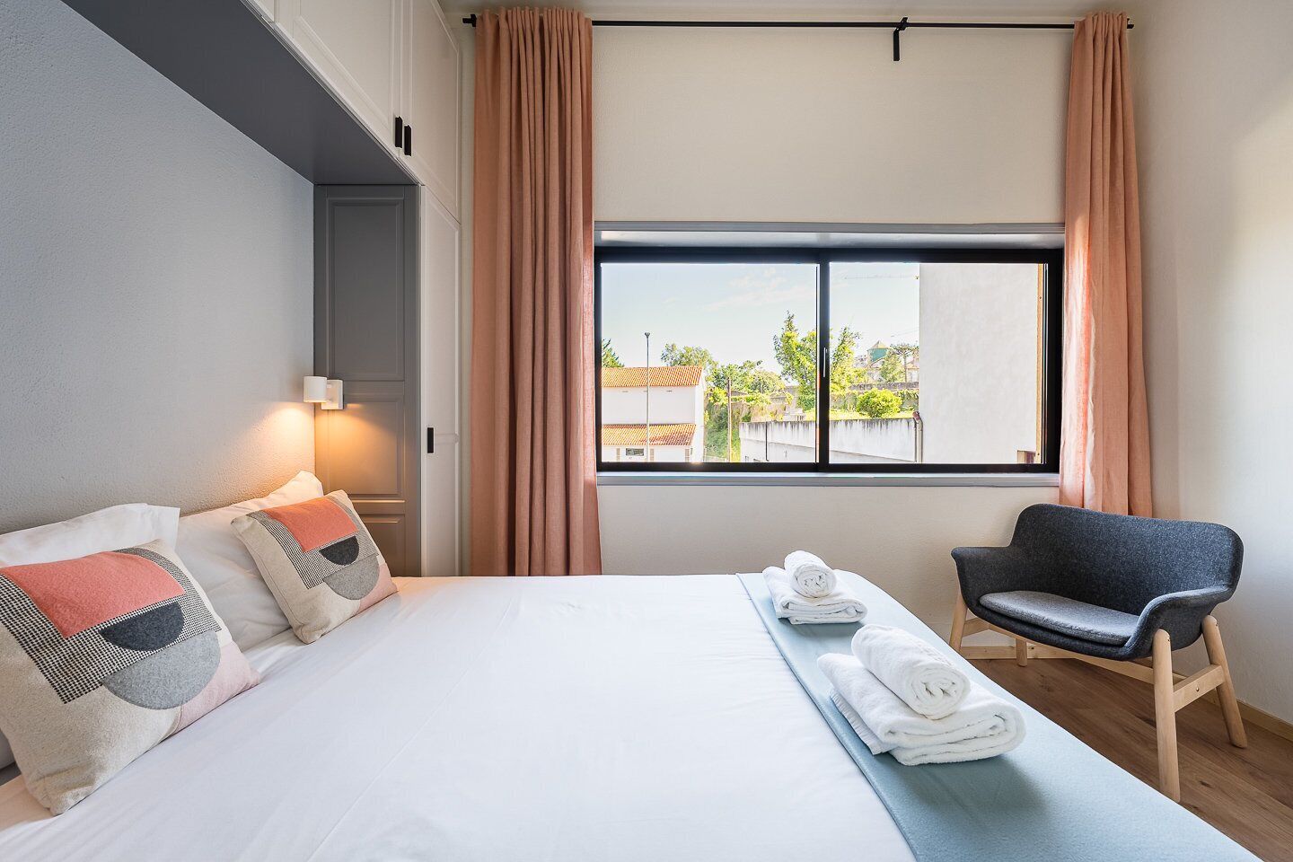 3 bedrooms, iron/ironing board, internet, bed sheets