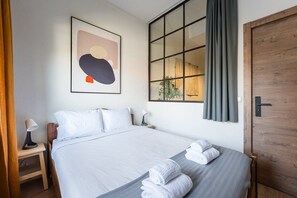 3 bedrooms, iron/ironing board, internet, bed sheets