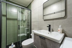 Chuveiro, secador de cabelo, toalhas de banho 
