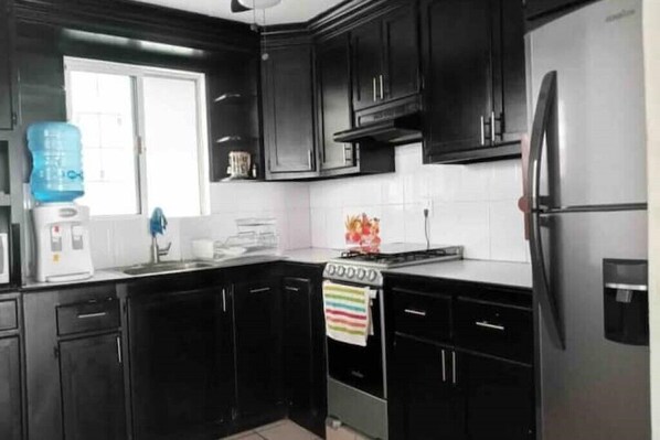 Private kitchen - Casa Completa Para 8 Huéspedes y 2 Autos (Ciudad Madero)