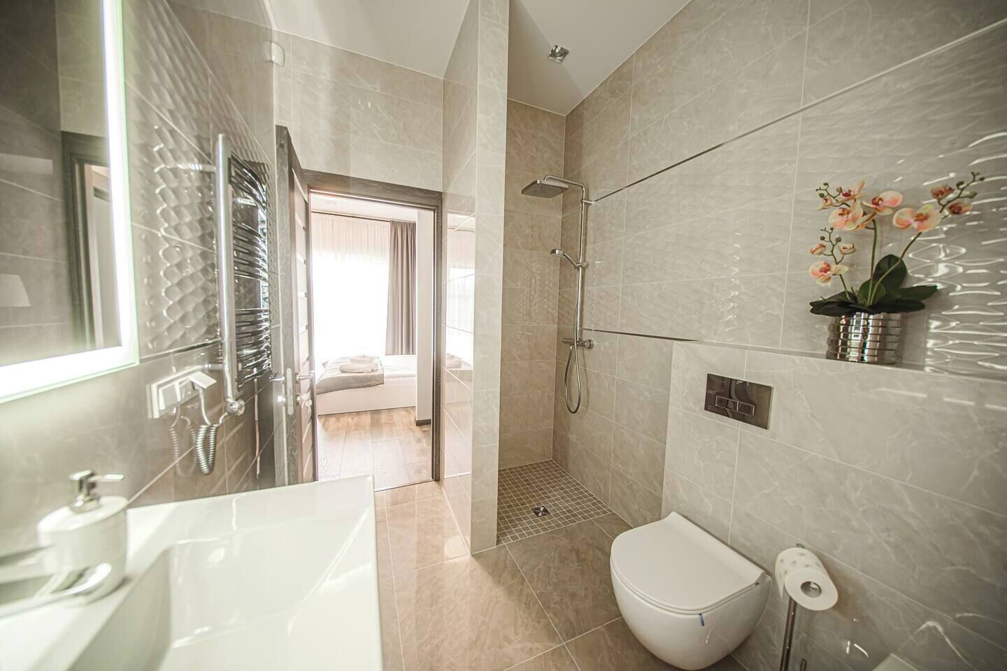 シャワー、ヘアドライヤー、タオル、石鹸