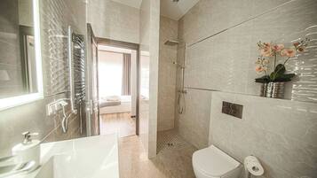 シャワー、ヘアドライヤー、タオル、石鹸