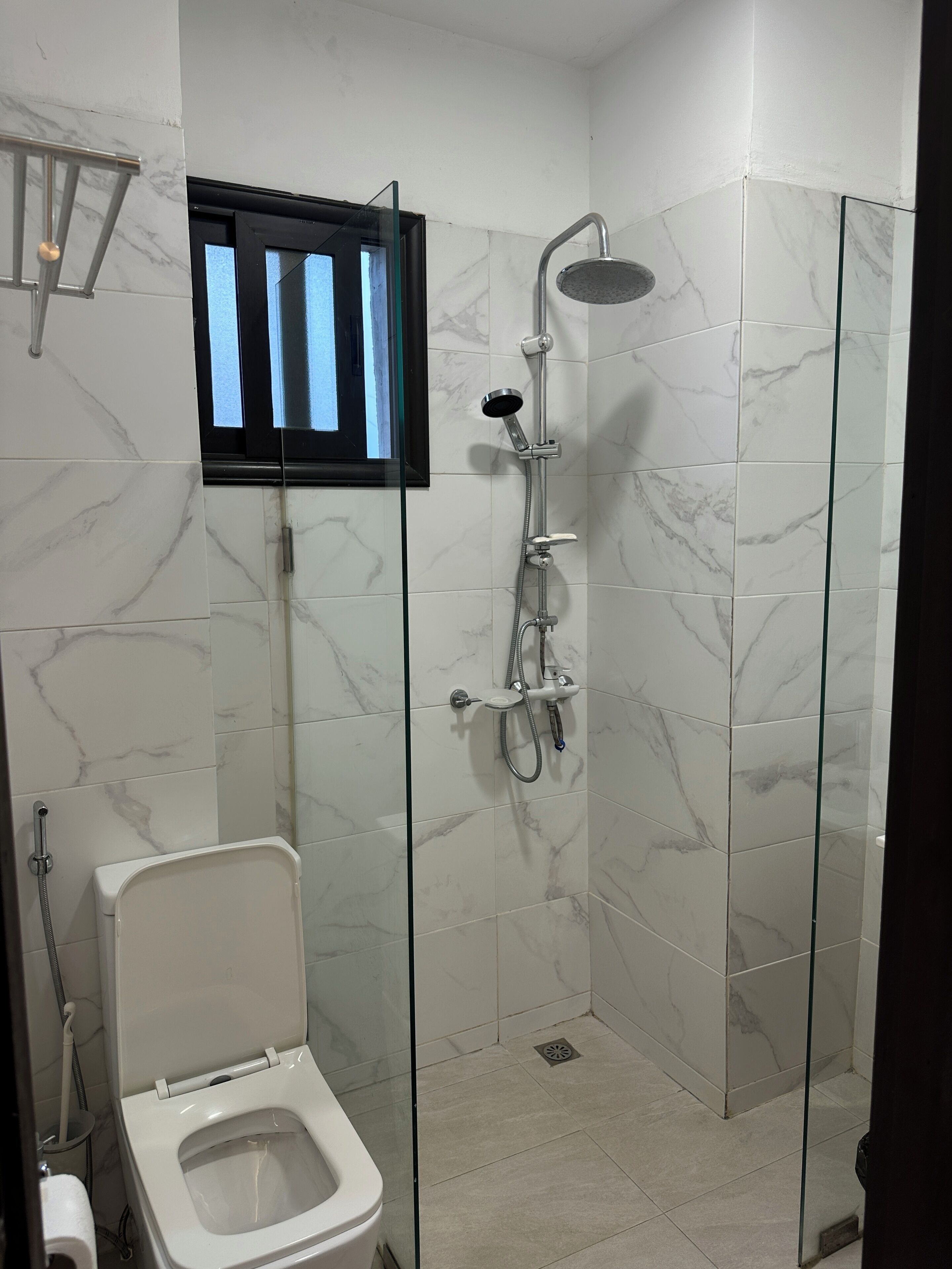 Regadera, toallas, papel de baño 