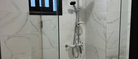 Regadera, toallas, papel de baño