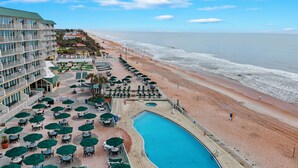 Un hotel con piscina, playa y vista al océano.