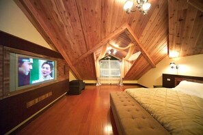 A bedroom with a wooden ceiling, a television mounted on the wall, a bed, and a window with curtains. - Florance Resort Villa (Ren'ai)