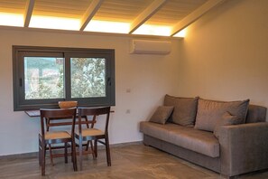 Leilighet – basic | Skrivebord for bærbar PC, lydisolert, wi-fi (inkludert) og sengetøy