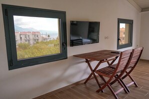 Toetasjesleilighet – basic | Skrivebord for bærbar PC, lydisolert, wi-fi (inkludert) og sengetøy