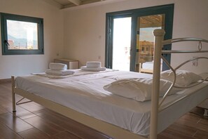 Toetasjesleilighet – basic | Skrivebord for bærbar PC, lydisolert, wi-fi (inkludert) og sengetøy